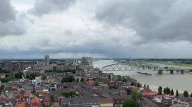 Nijmegen şehir merkezi, Waal nehri üzerindeki Snelbinder köprüsü ve eski kasaba evleri. Hava görüntüsü. Hollanda 'da.