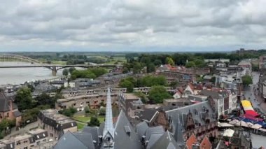 Waalbrug Köprüsü, Grote Markt ve Stevenskerk veya Nijmegen, Hollanda 'daki Saint Stephens Kilisesi. Yaz aylarında ortaçağ binaları ve restoranları olan eski bir kasaba meydanı. Hava görünümü
