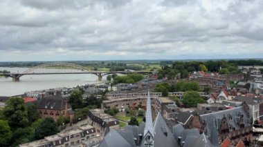 Nijmegen, Hollanda şehir merkezi, Waalbrug köprüsü ve Stevenskerk veya Saint Stephens Kilisesi. Eski şehrin havadan görünüşü.