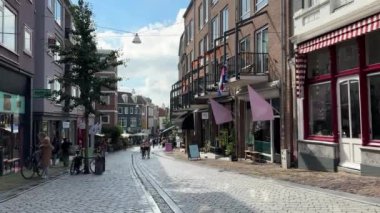 Nijmegen, Hollanda - 3 Temmuz 2024: Stikke Hezelstraat ve Lange Hezelstraat caddeleri Yazın Nijmegen 'deki eski kasaba ve restoranları.