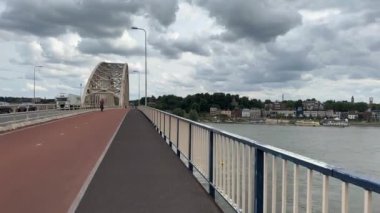 Waalbrug köprüsü Waal Nehri üzerinde, ve eski kasaba manzarası Nijmegen, Gelderland, Hollanda - 3 Temmuz 2024.