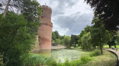 Yazın Kronenburgerpark 'taki eski Hollandalı Kruittoren ya da Silah Tozu kulesi. Nijmegen, Hollanda - 3 Temmuz 2024