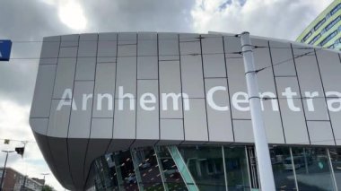 Arnhem Centraal ya da Central tren istasyonu dış tarafı, ana girişin yanındaki modern tren istasyonu adı. Arnhem, Hollanda - 2 Temmuz 2024.