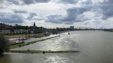 Nijmegen, Hollanda şehir merkezi manzarası, Wal nehri üzerindeki Snelbinder köprüsü ve Eski kasaba