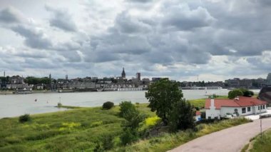 Nijmegen, Hollanda - 3 Temmuz 2024: Nijmegen, Hollanda şehir merkezi manzarası, Wal Nehri üzerindeki Snelbinder köprüsü ve Eski kasaba