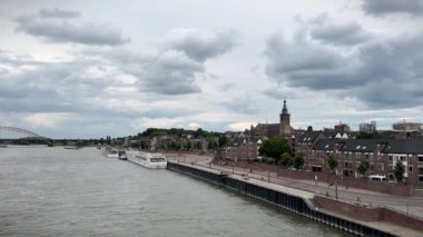 Nijmegen, Hollanda şehir merkezi, Waalbrug köprüsü ve Stevenskerk veya Saint Stephens Kilisesi. Waal nehri ve eski kasaba..