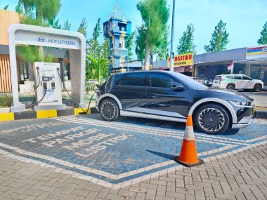 JAKARTA - Endonezya. 30 Eylül 2022: Hyundai şarj istasyonunda siyah araba şarj ediliyor