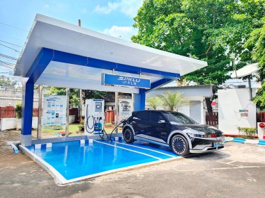 JAKARTA - Endonezya. 30 Eylül 2022, JAKARTA - Endonezya. 30 Eylül 2022: Hyundai 'nin arabası Jakarta, Endonezya' daki PLN şarj istasyonunda şarj ediliyor.