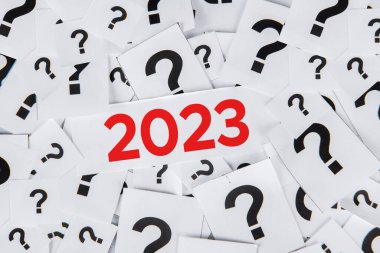 Kağıt üzerinde soru işaretleri olan kırmızı 2023 rakamlarını kapat