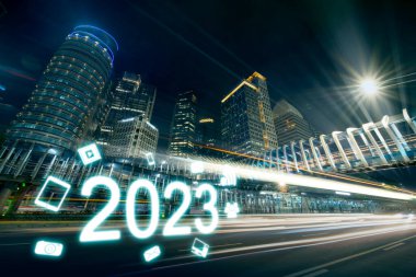 Mutlu yıllar konsepti. 2023 sayısının görüntüsü, akıllı şehirde parlayan gökdelenlerle yolda hızlı hareket ediyor.