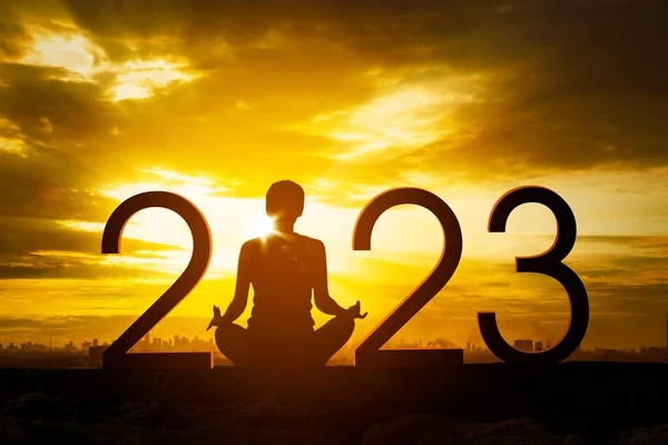 Silhueta Jovem Mulher Fazendo Meditação Com 2022 Números Fundo Céu — Fotografia de Stock