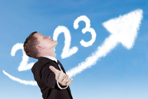 Καυκάσιος Επιχειρηματίας Απλώνει Χέρια Του Σύννεφα Σχήμα 2023 Αριθμό Και — Φωτογραφία Αρχείου