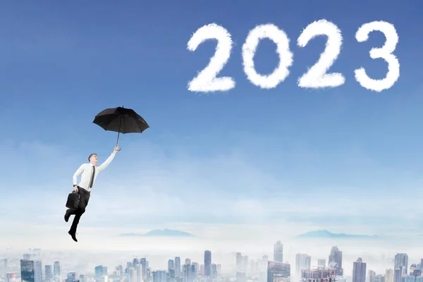 사업가가 구름을 비행기를 우산을 사용하여 하늘에 2023 형성하였다 — 스톡 사진