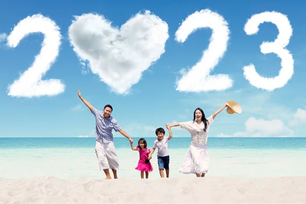 Família Feliz Correndo Praia Mantendo Mãos Juntas Com Nuvens Forma — Fotografia de Stock