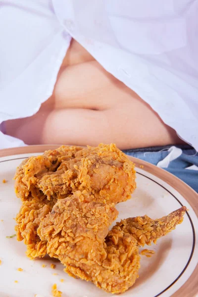 Großaufnahme Von Dickem Kleinen Jungen Bauch Mit Leckerem Gebratenem Huhn — Stockfoto