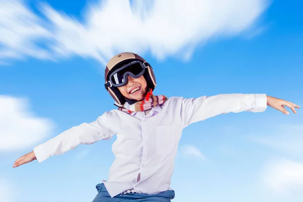 Счастливый Маленький Мальчик Шарфе Шлеме Летящий Голубом Небе — стоковое фото