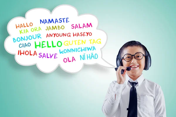Šťastný Školák Nosí Sluchátka Při Pozdravu Slova Jiném Jazyce Řeči — Stock fotografie