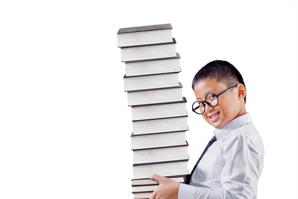 Gelukkige Schooljongen Met Een Stapel Boeken Terwijl Hij Met Kopieerruimte — Stockfoto
