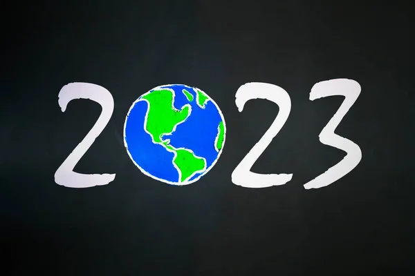 Nieuwjaarsconcept Close Van Globe 2023 Nummer Getrokken Het Schoolbord — Stockfoto