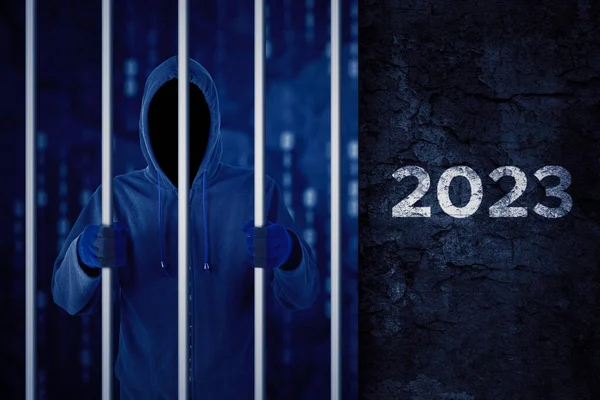 Retrato Hacker Masculino Parado Dentro Prisión Con Número 2023 —  Fotos de Stock