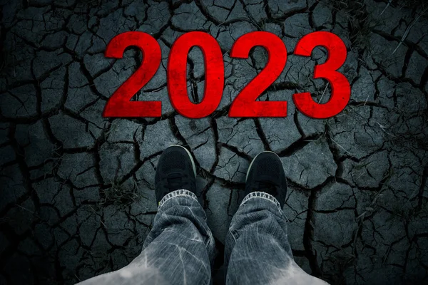 Närbild Man Fot Skor Stående Med 2023 Siffror Den Torkade — Stockfoto