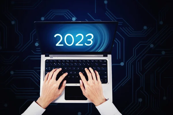 사업가가 노트북 모니터에 2023 번호를 입력하고 배경을 가지고 수있습니다 사이버 — 스톡 사진
