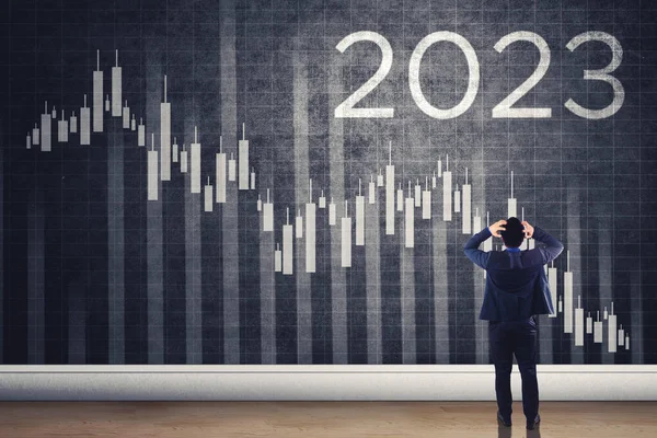 Zadní Pohled Namáhané Podnikatele Při Pohledu Klesající Svícen Číslem 2023 — Stock fotografie