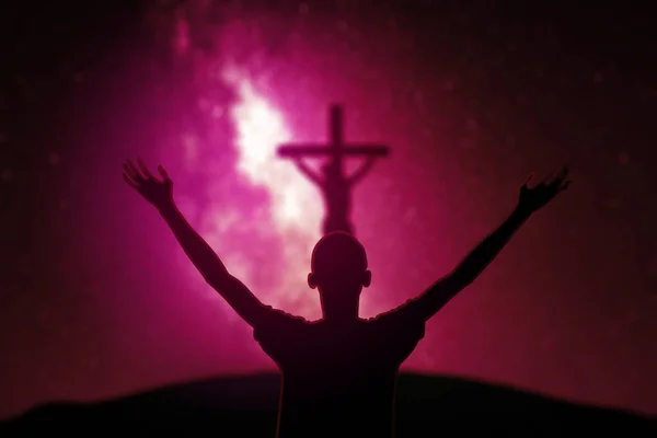 Silhueta Homem Jovem Levantando Mãos Enquanto Reza Deus Perto Crucifixos — Fotografia de Stock