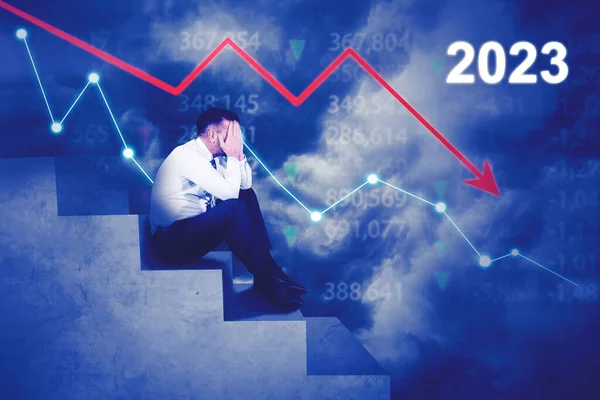 Smutný Podnikatel Sedí Schodech Blízkosti Klesající Finanční Šipka Číslem 2023 — Stock fotografie