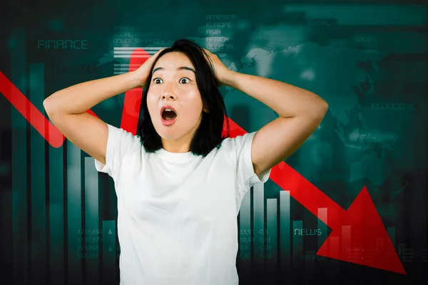 Mladá Žena Vyjadřující Překvapení Při Stání Klesající Finanční Šipky Pozadí — Stock fotografie