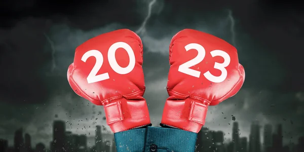 Close Mãos Mulher Negócios Usando Luvas Boxe Com Número 2023 — Fotografia de Stock