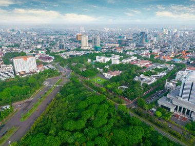 JAKARTA - Endonezya. 01 Kasım 2022: Cakarta şehrinde sisli şehir manzaralı Merdeka Sarayı 'nın havadan görünüşü