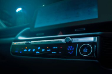 Çeşitli düğmeleri olan elektrikli araç gösterge panelini kapat