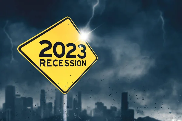 Κλείσιμο Του 2023 Κείμενο Ύφεσης Στην Κίτρινη Πινακίδα Θυελλώδη Φόντο — Φωτογραφία Αρχείου