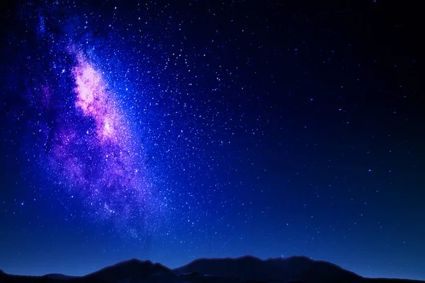 Obraz Pięknego Nocnego Krajobrazu Mleczną Drogą Górach Zastrzelony Nocy — Zdjęcie stockowe