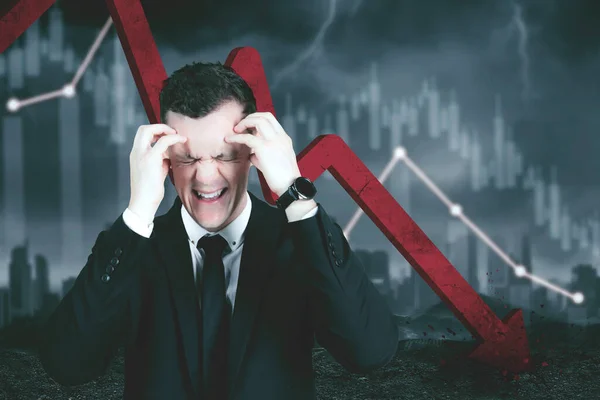 Fehér Üzletember Úgy Néz Stresszes Miközben Áll Csökkenő Pénzügyi Nyíl — Stock Fotó