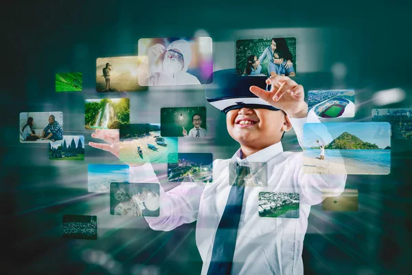 Šťastný Školák Brýlemi Při Výběru Obrázků Virtuální Obrazovce Natočeno Kyberprostoru — Stock fotografie