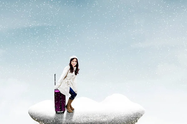 Νεαρή Γυναίκα Που Κάθεται Στις Αποσκευές Φορώντας Χειμωνιάτικα Ρούχα Στο — Φωτογραφία Αρχείου