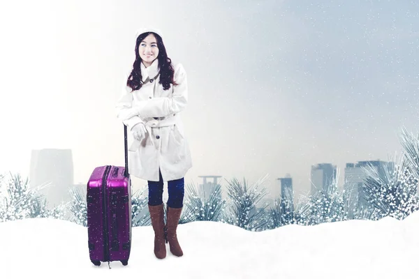 Kar Parkında Bavulla Dururken Kışlık Kıyafetler Giyen Genç Bir Kadın — Stok fotoğraf