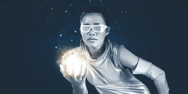 Futuristisk Kvinna Som Håller Ljus Glob Med Ljusa Partiklar När — Stockfoto