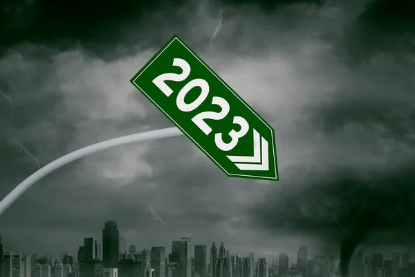 Κοντινό Πλάνο Του Πράσινου Πινακίδα Σχήμα Φθίνουσα Βέλος 2023 Αριθμό — Φωτογραφία Αρχείου
