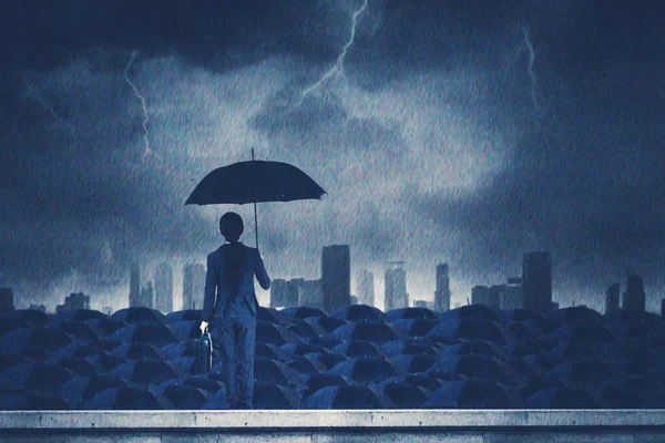 嵐の街で黒い傘の群衆と一緒に立っている間に傘を持っている実業家の背面図 — ストック写真