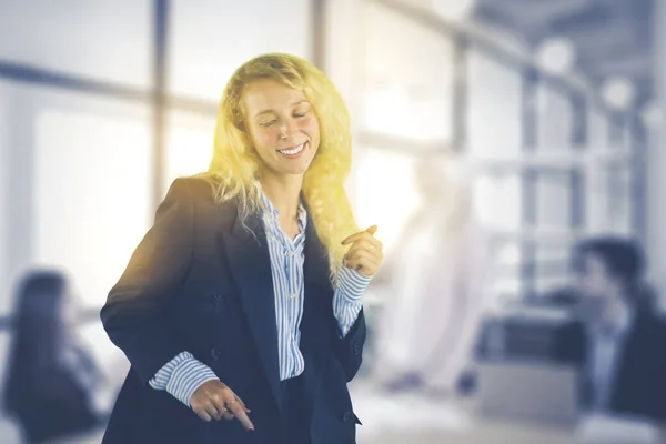 彼女の友人と一緒に立っている間にオフィスで踊ることによって成功を祝うアメリカの実業家 — ストック写真