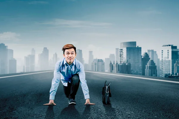 Азиатский Бизнесмен Готовом Положении Бежать Коленях Портфелем Дороге Туманным Городским — стоковое фото