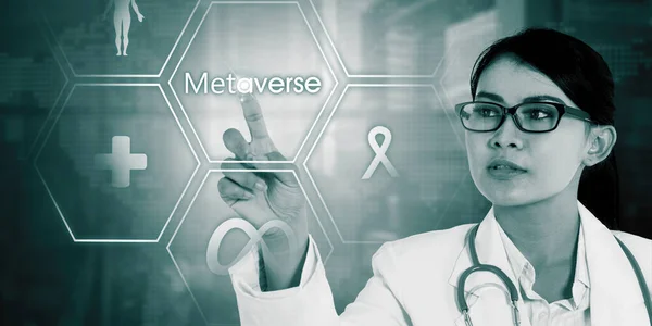 Médica Usando Óculos Tocar Botão Metaverso Tela Virtual Tiro Ciberespaço — Fotografia de Stock