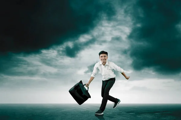 Glücklicher Geschäftsmann Mit Einem Koffer Während Bei Bewölktem Himmel Den — Stockfoto
