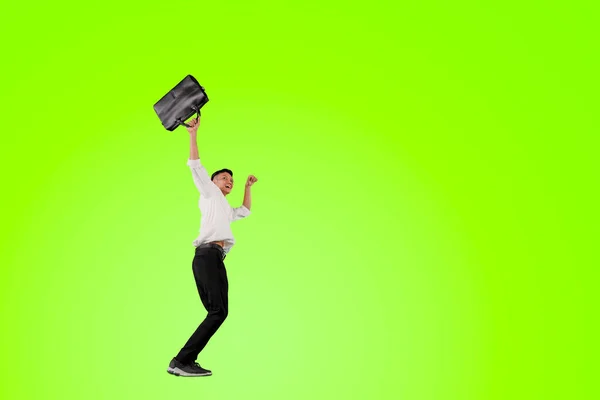 Empreendedor Masculino Expressando Feliz Por Levantar Uma Pasta Enquanto Dança — Fotografia de Stock