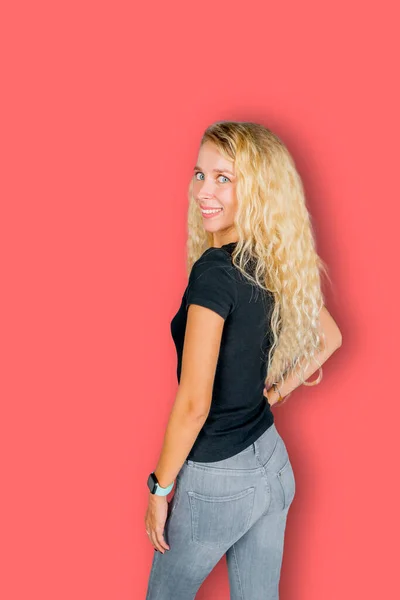 Glad Ung Kvinna Tittar Kameran Medan Poserar Studion Med Röd — Stockfoto