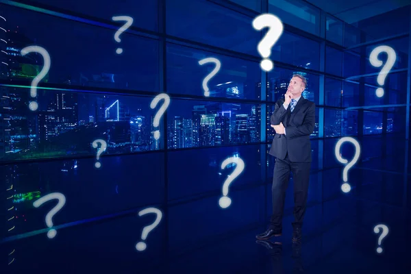 Kaukasischer Geschäftsmann Denkt Etwas Während Mit Fragezeichen Büro Mit Glühendem — Stockfoto