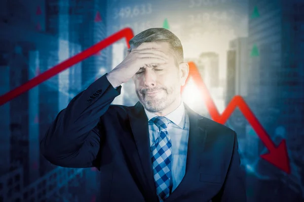 Blanke Mannelijke Manager Kijkt Gestresst Terwijl Staan Met Dalende Financiën — Stockfoto